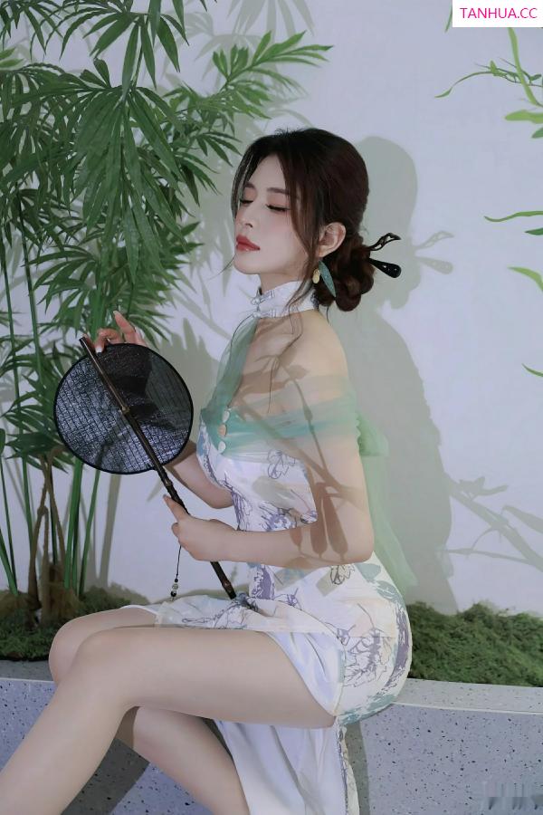   [XiuRen]高清写真图 2025.08.27 No.10694 阿依莎 浅色古风第29张图片
